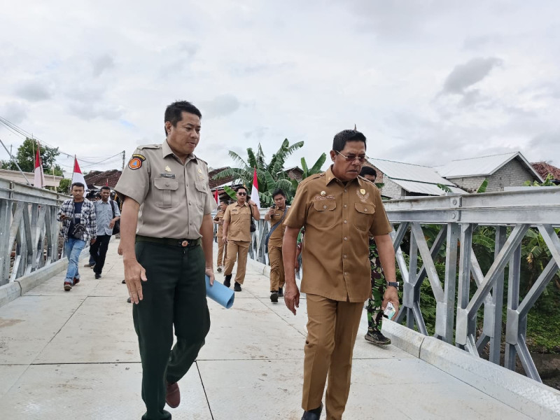 Foto Suasana Saat Bupati Drs. H. Haerul Warisin Meninjau Finishing Pembangunan Jembatan Bailey Desa Perigi pada Senin (12/1/2025) Foto Suasana Saat Bupati Drs. H. Haerul Warisin Meninjau Finishing Pembangunan Jembatan Bailey Desa Perigi pada Senin (12/1/2025)